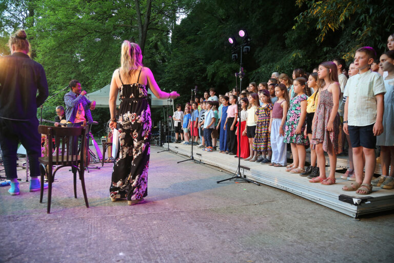 Minots en scène : Ahamada Smis & 100 élèves de la Provence Verte au festival des Printemps du monde 2026 - photo Zoé Lemonnier