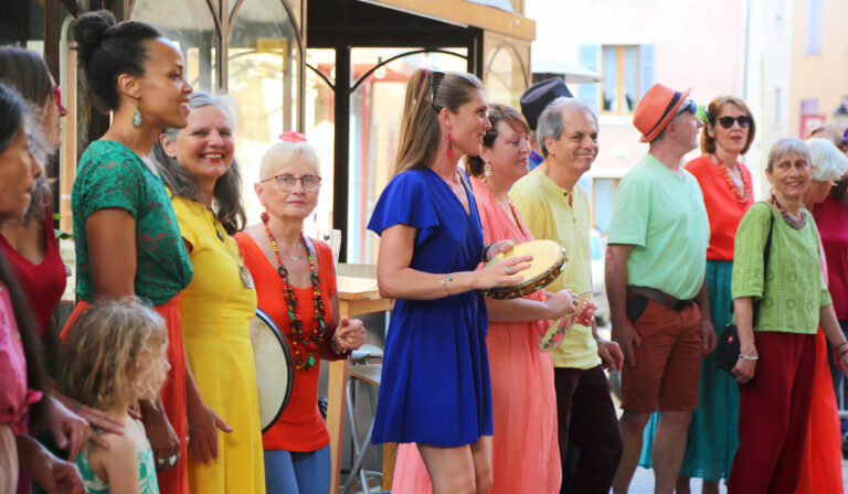 Le Chœur Mezzem, dirigé par Sylvia Auclair (en bleu), au festival des Printemps du monde 2026 - photo Zoé Lemonnier