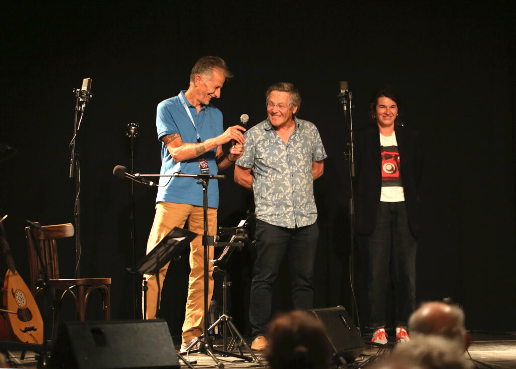 José Robaudi, président du Chantier, accompagné par Frank Tenaille et Sylvie Aniorte-Paz, programmateurs du Chantier, lors du festival des Printemps du monde 2026 - photo Zoé Lemonnier